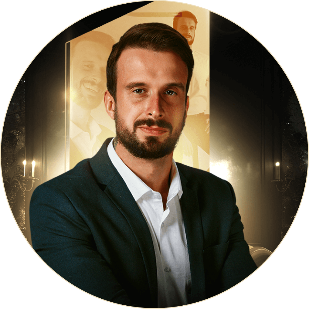 Retrato circular de Douglas Gomides de terno azul-marinho, com fotos suas ao fundo em tons dourados
