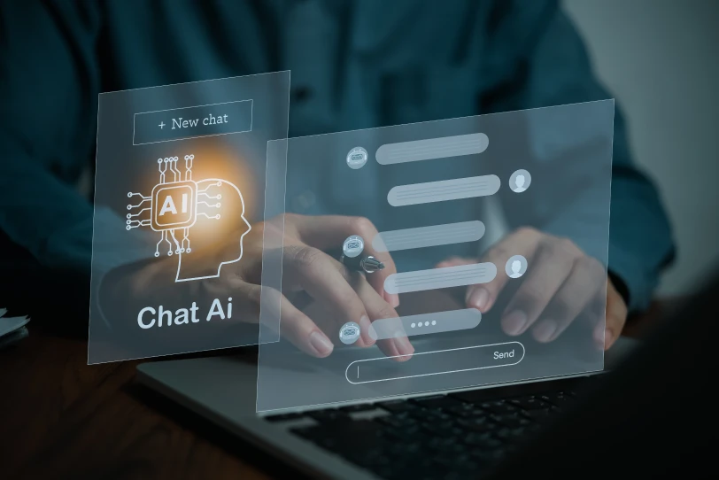 Mãos digitam no notebook com telas transparentes sobrepostas mostrando um chat de IA e o texto 'Chat Ai'