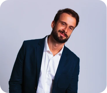 Retrato de Douglas Gomides de terno azul-marinho e camisa branca