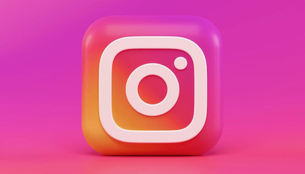 Logo do Instagram em estilo 3D sobre fundo rosa e laranja