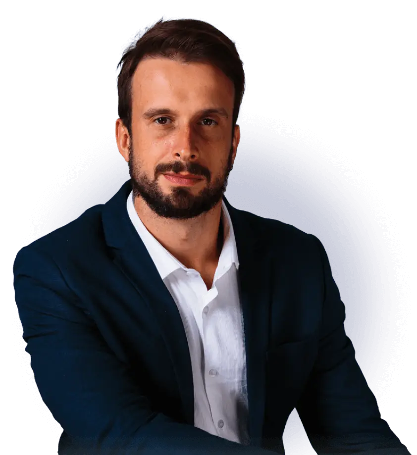 Retrato de Douglas Gomides de terno azul-marinho, braços cruzados