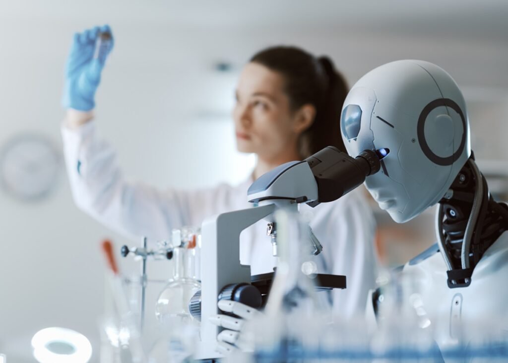 Robô humanoide observa microscópio ao lado de cientista de jaleco branco em laboratório