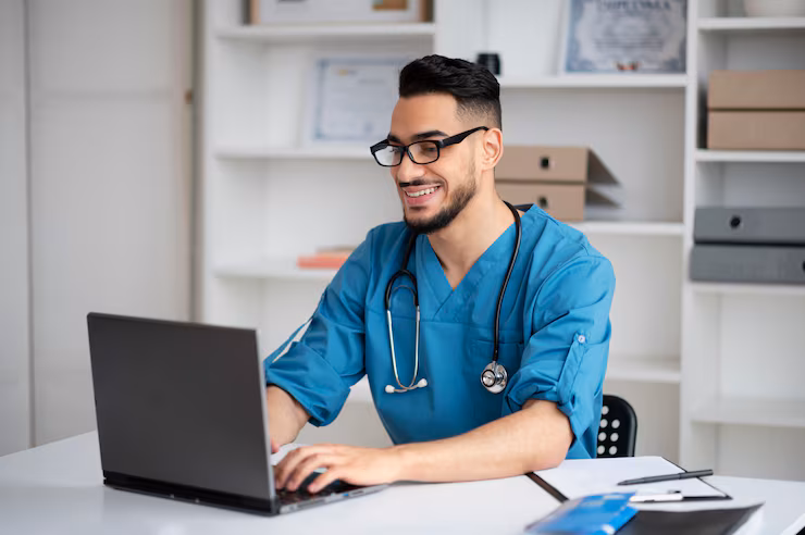 Médico atendendo criança em consultório de pediatria