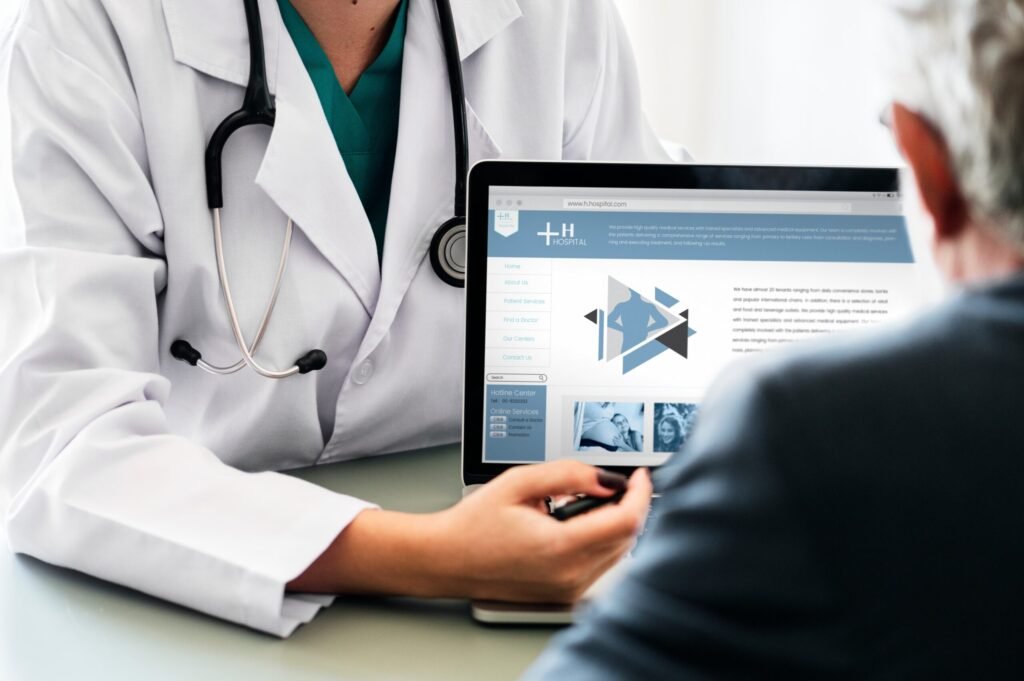 Médico mostra o site de um hospital em notebook para um paciente