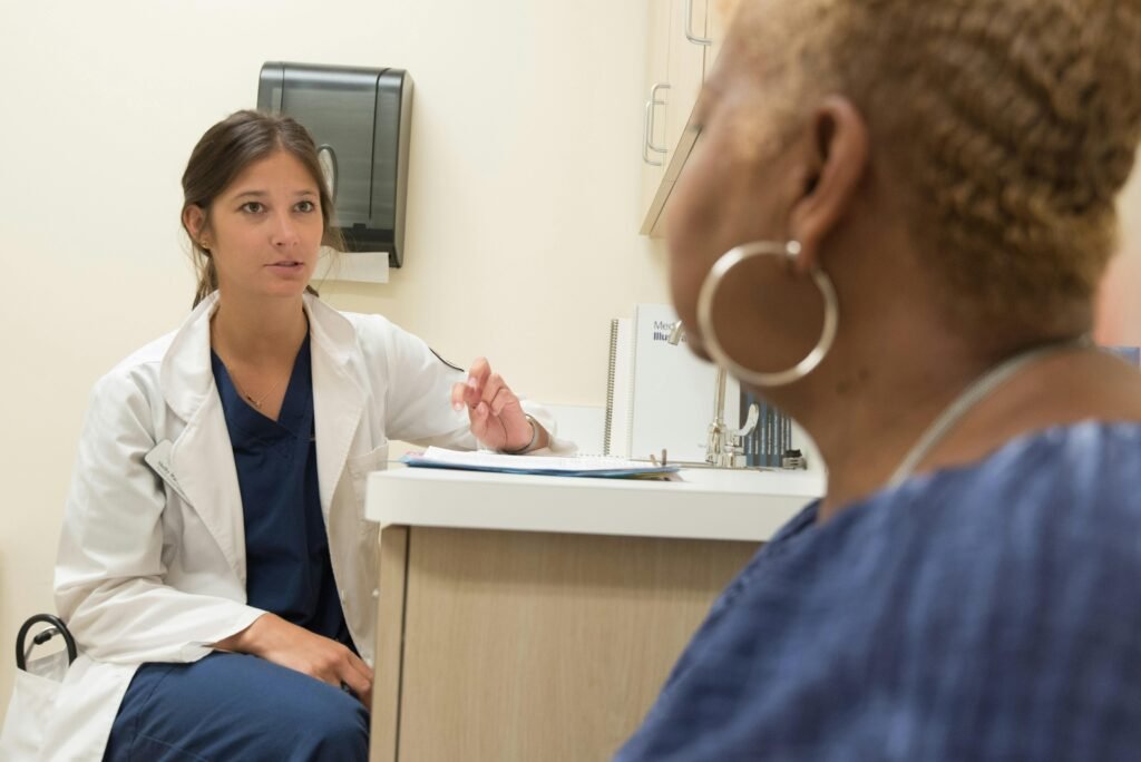 Médica conversa com paciente em consultório