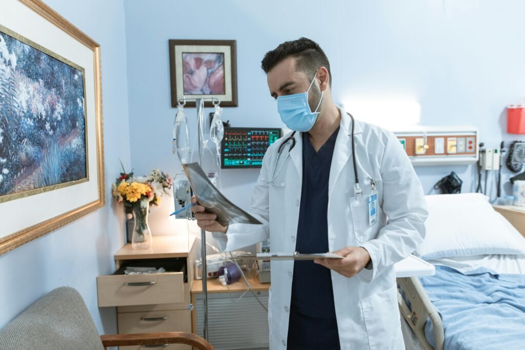 Médico de máscara analisa radiografia em quarto de hospital