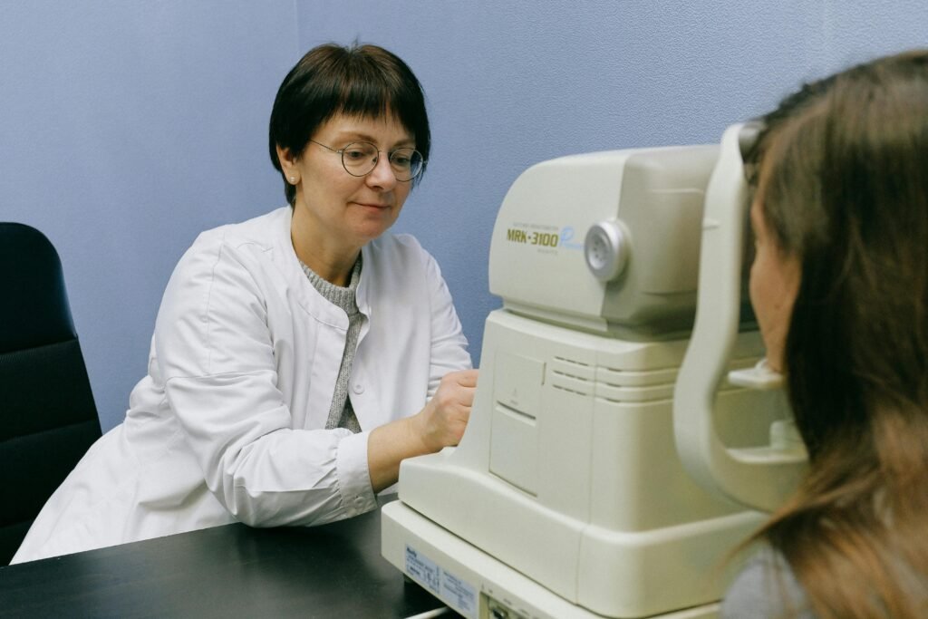 Oftalmologista realiza exame de vista em paciente usando equipamento de retinografia