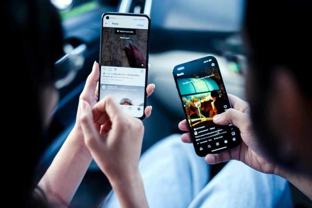 Duas pessoas seguram celulares mostrando telas do Instagram lado a lado