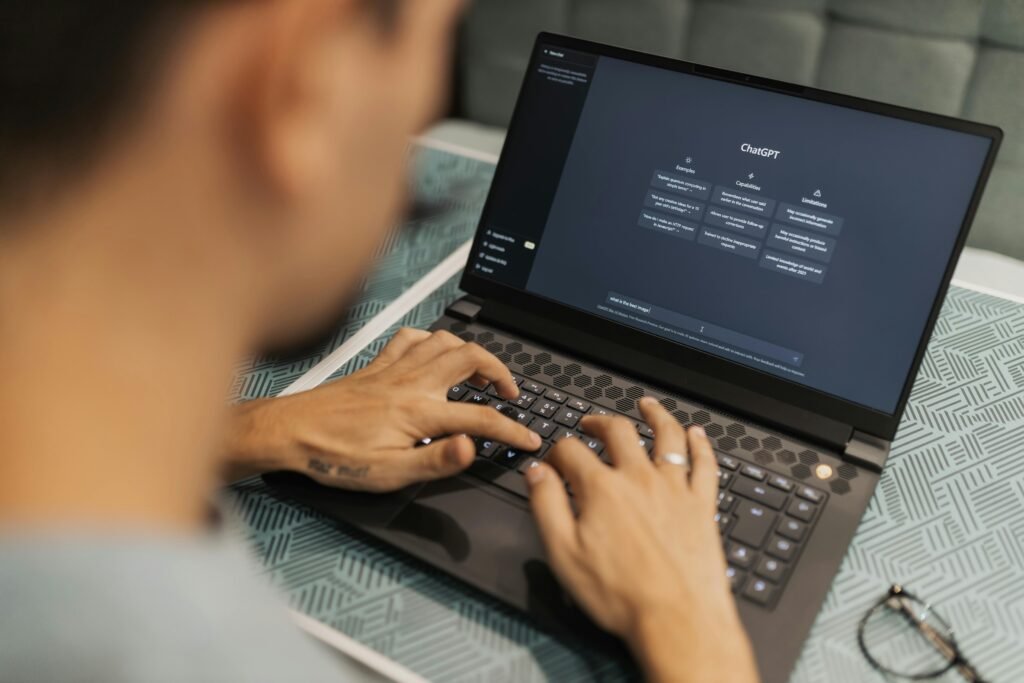Pessoa digita em notebook com a tela inicial do ChatGPT aberta