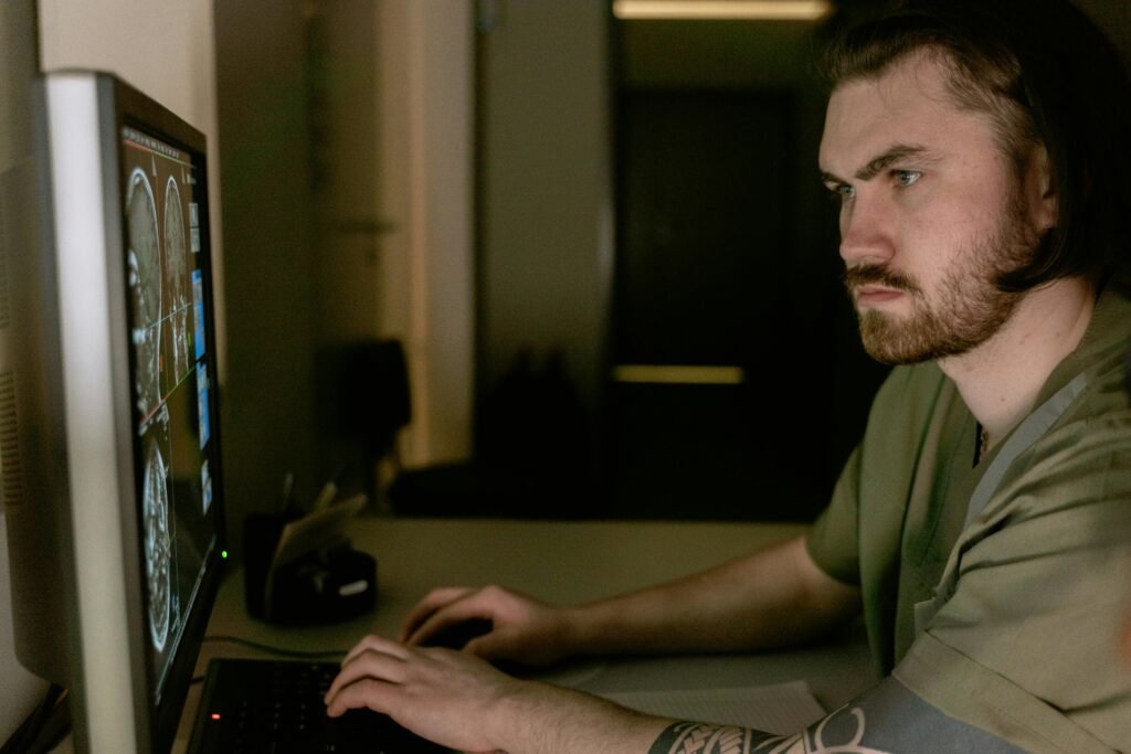 Profissional analisa exame de imagem cerebral em monitor de computador