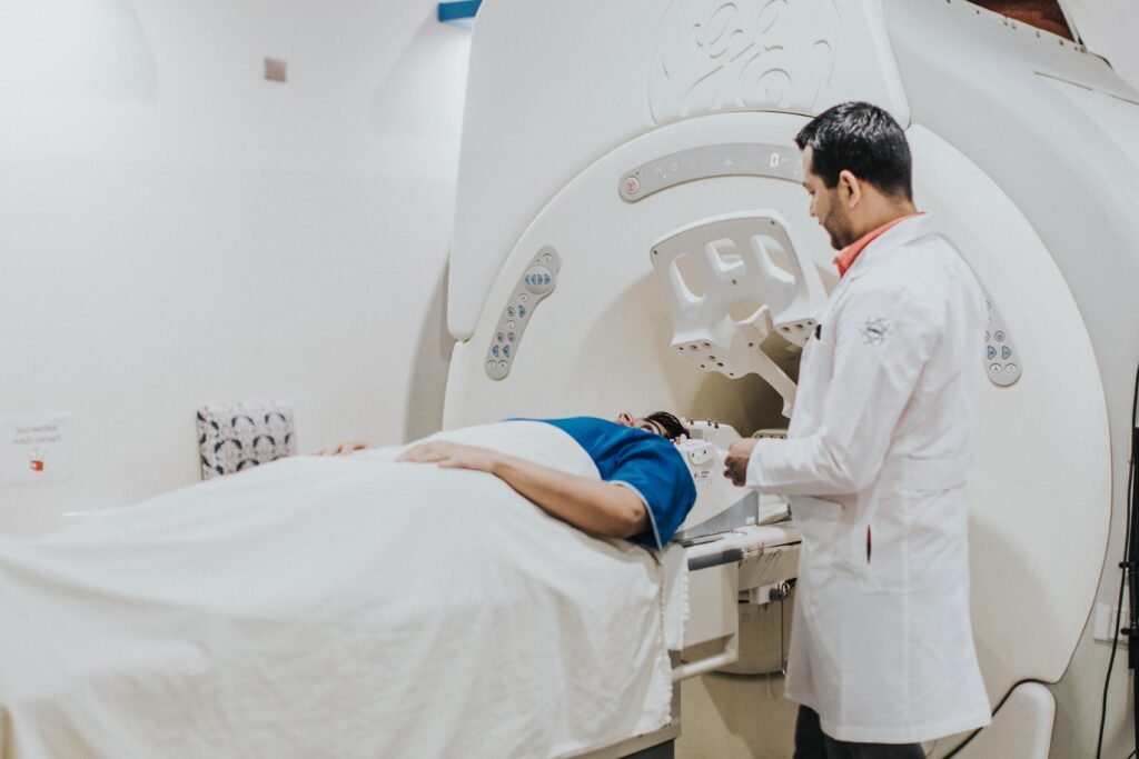 Médico prepara paciente para exame de ressonância magnética