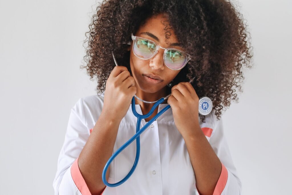 Jovem médica de óculos ajusta o estetoscópio ao redor do pescoço